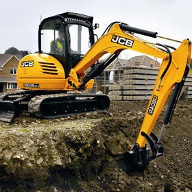 гусеничный мини-экскаватор JCB 8045 роет котлован